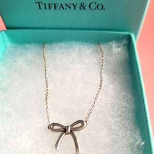 Tiffany  & Co. Bow stealing silver mini necklace